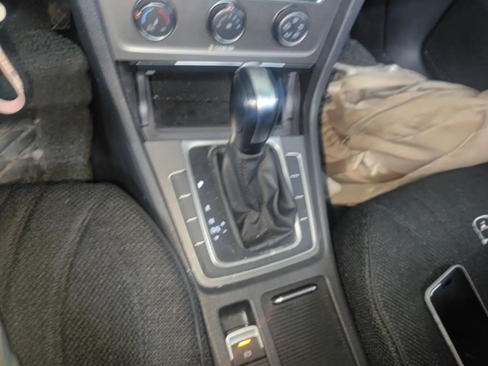 Volkswagen Golf 2016 1.6L Automatic Comfort Model — миниатюра 21