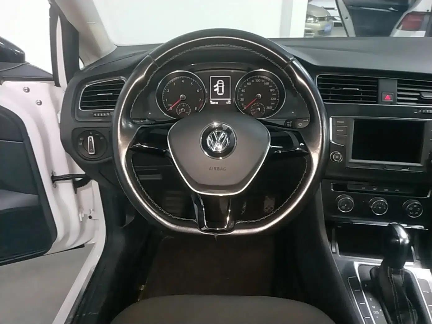 Volkswagen Golf 2017 1.6L Automatic Comfort Million-Vehicle Anniversary Edition — миниатюра 13