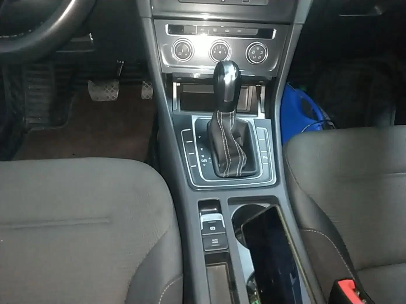 Volkswagen Golf 2017 1.6L Automatic Comfort Million-Vehicle Anniversary Edition — миниатюра 16