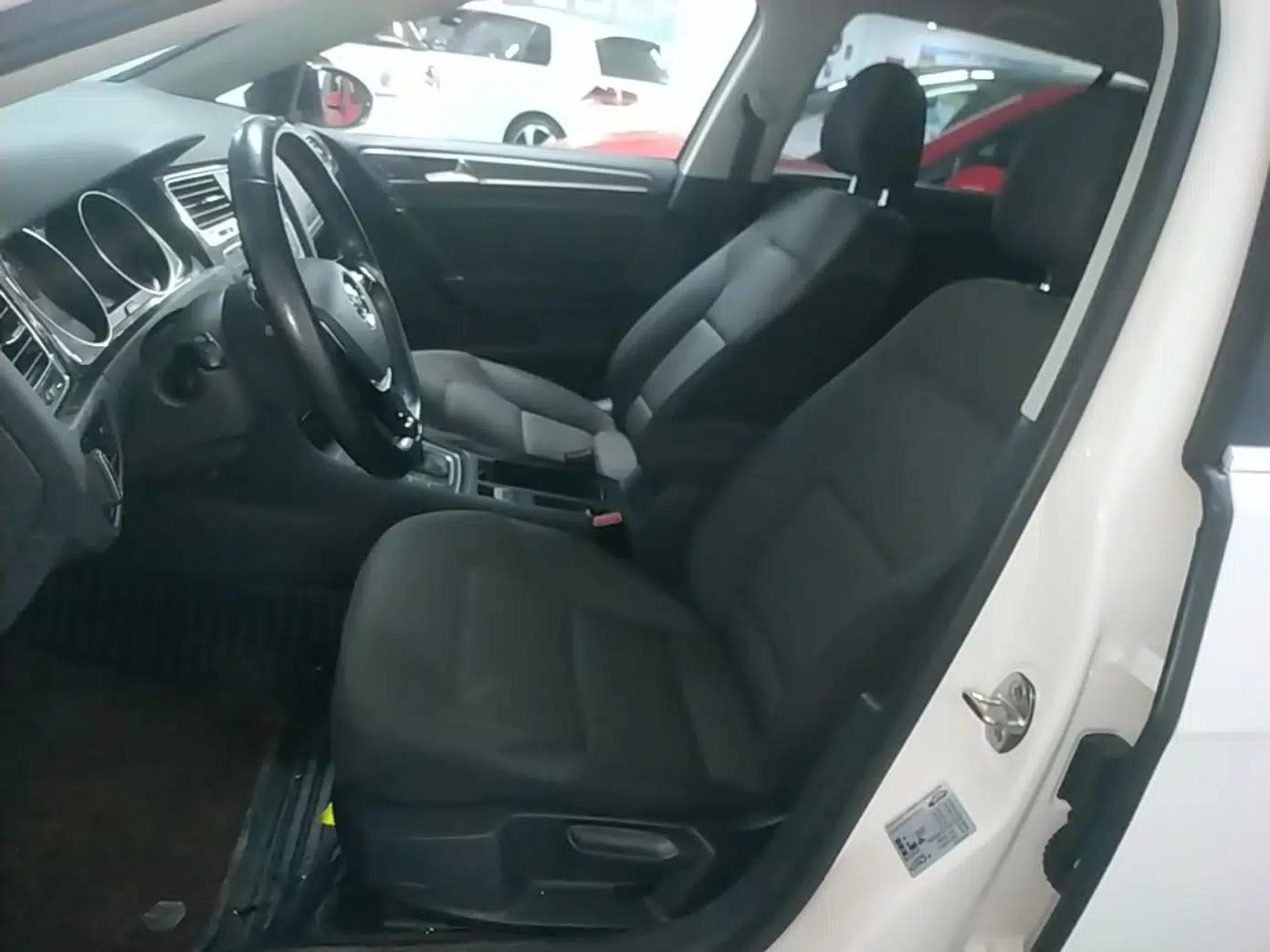 Volkswagen Golf 2017 1.6L Automatic Comfort Million-Vehicle Anniversary Edition — миниатюра 17