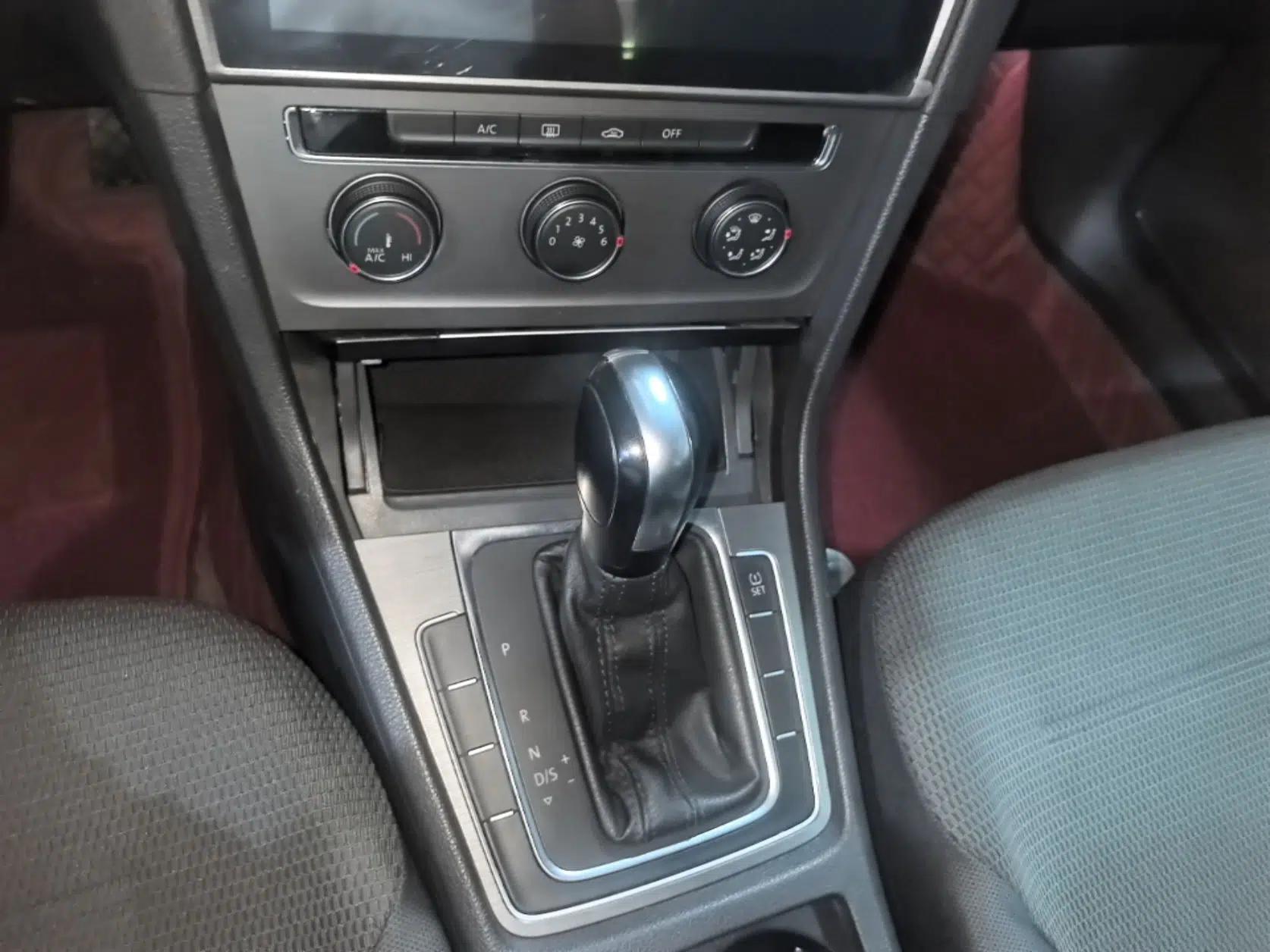 Volkswagen Golf 2015 1.6L Automatic Comfort Model — миниатюра 16