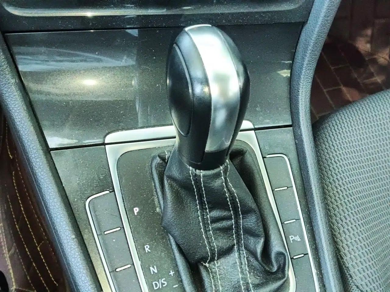 Volkswagen Golf 2017 1.6L Automatic Comfort Million-Vehicle Anniversary Edition — миниатюра 14