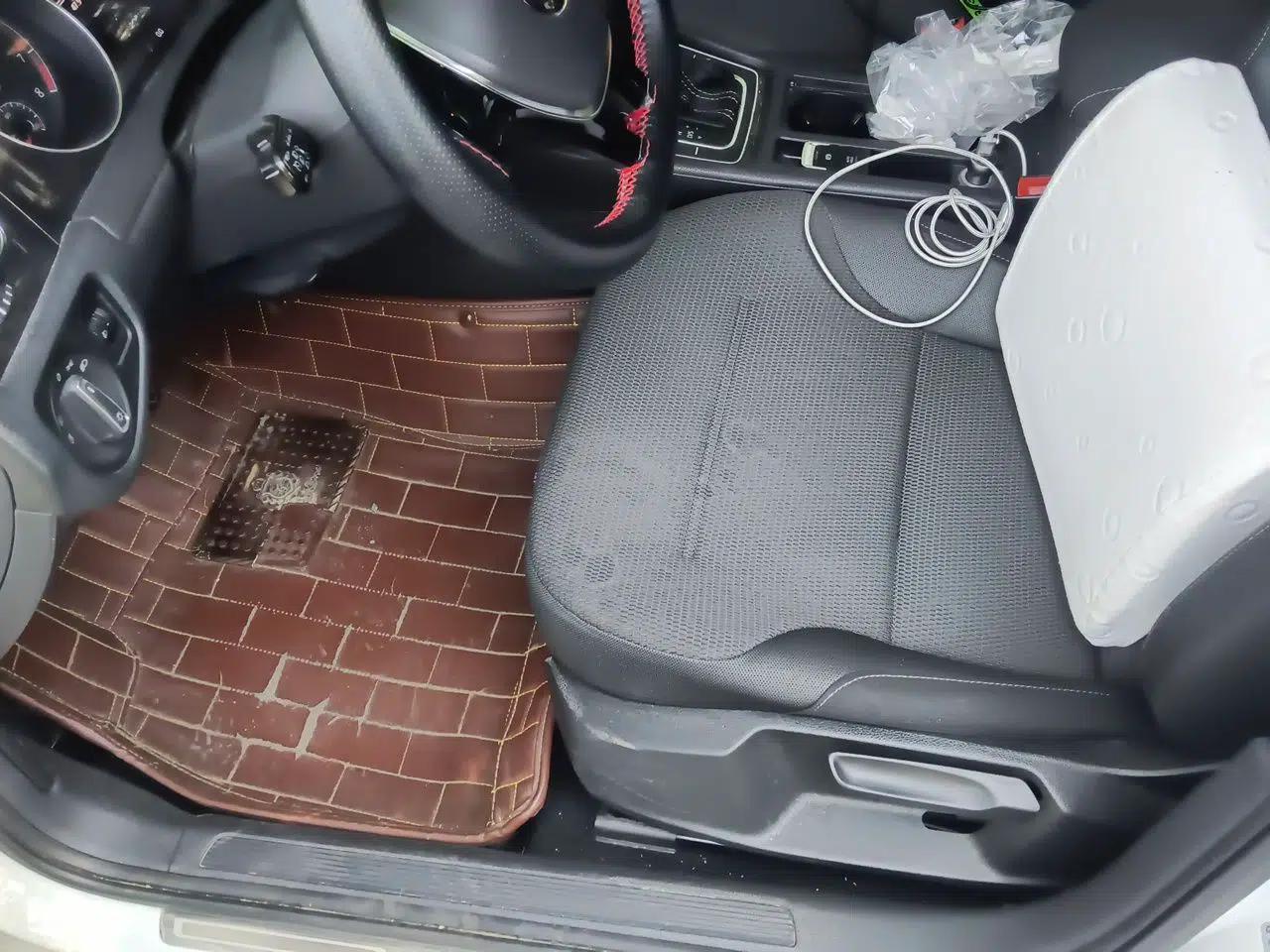 Volkswagen Golf 2017 1.6L Automatic Comfort Million-Vehicle Anniversary Edition — миниатюра 15