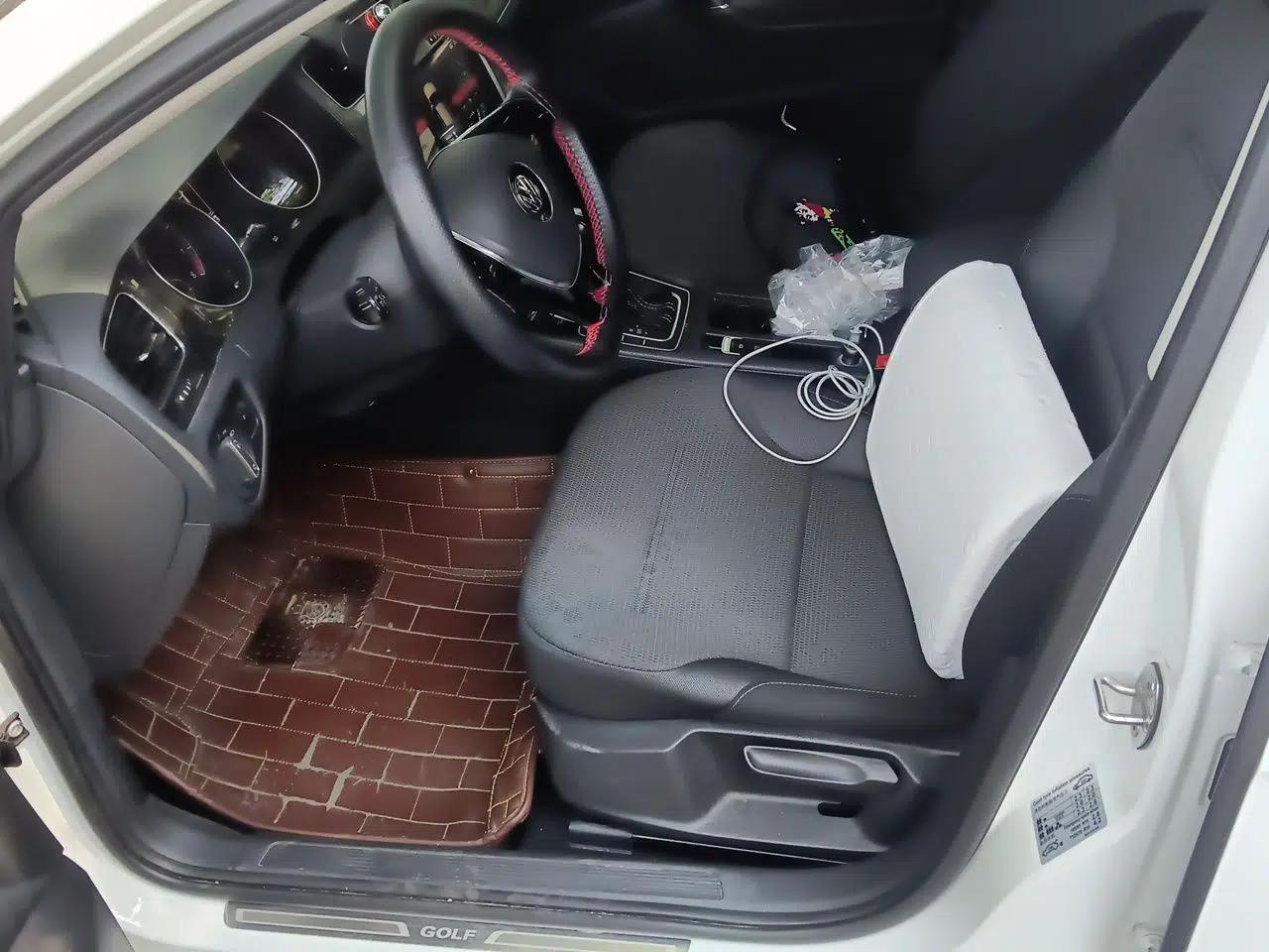 Volkswagen Golf 2017 1.6L Automatic Comfort Million-Vehicle Anniversary Edition — миниатюра 16