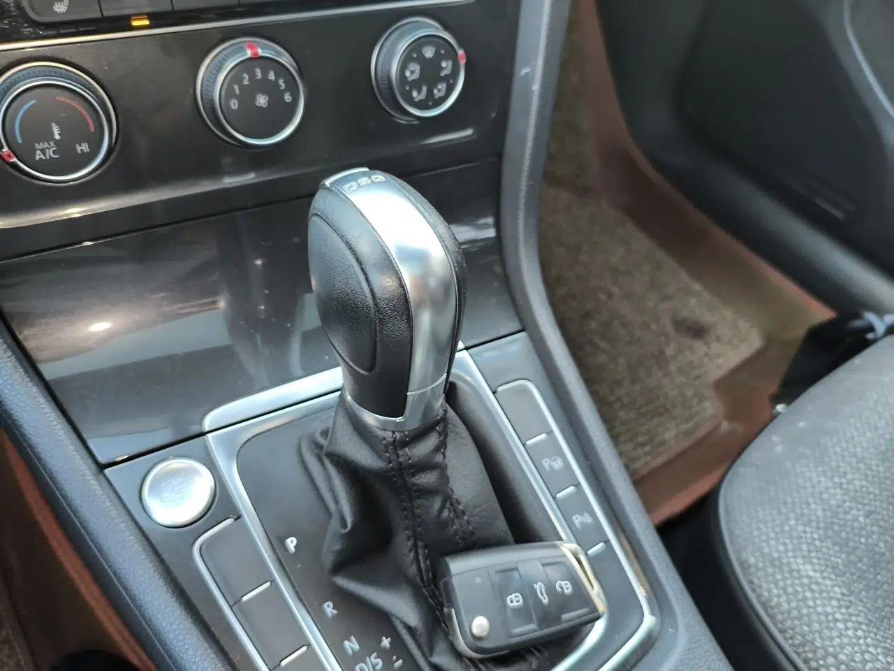 Volkswagen Golf 2017 230TSI Automatic Luxury Million-Vehicle Commemorative Edition — миниатюра 14