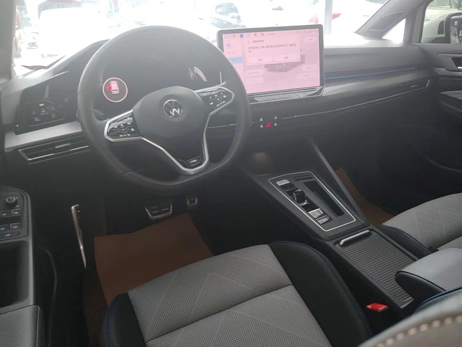 Volkswagen Golf 2025 300TSI R-Line — миниатюра 12