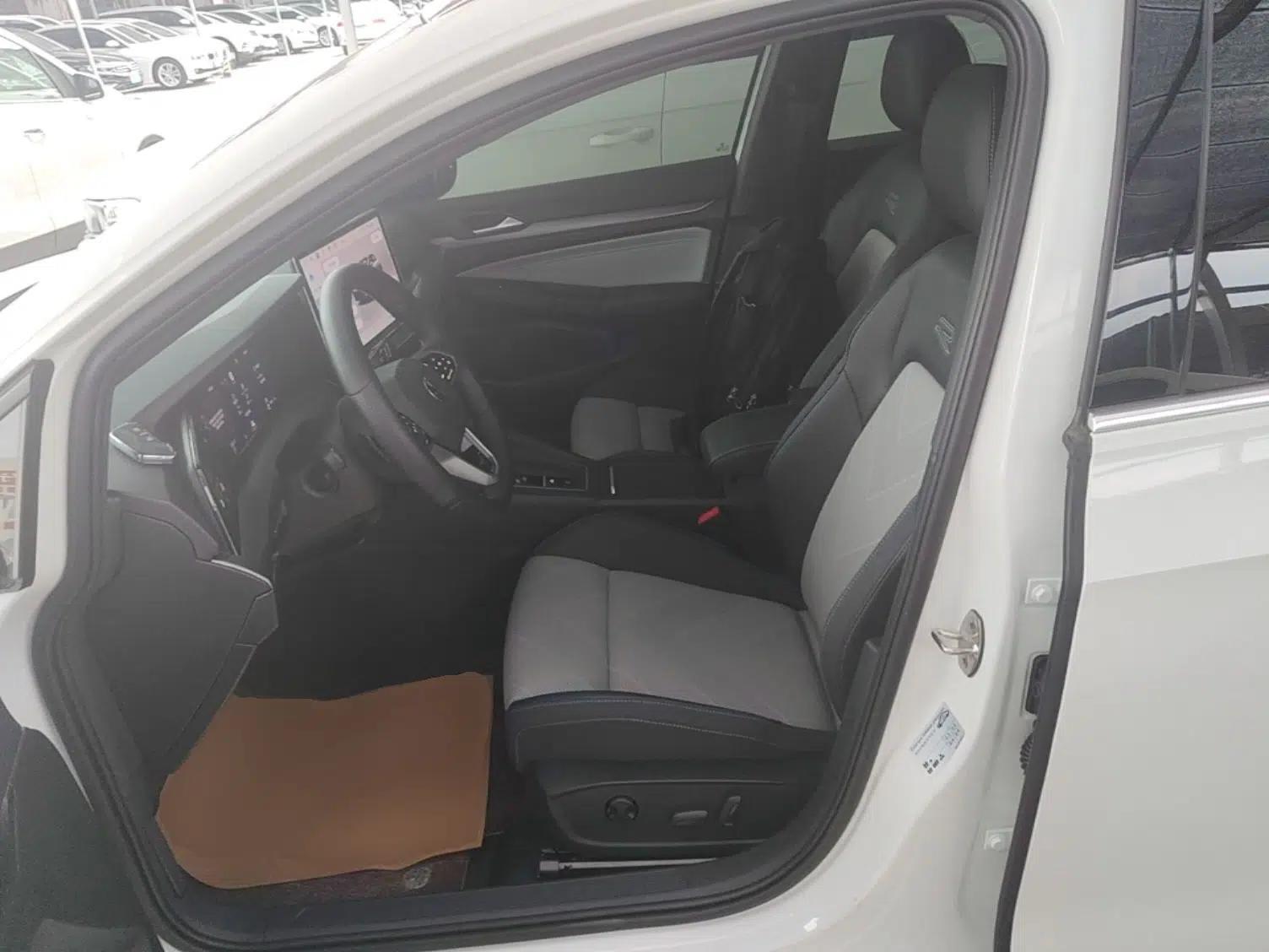 Volkswagen Golf 2025 300TSI R-Line — миниатюра 17