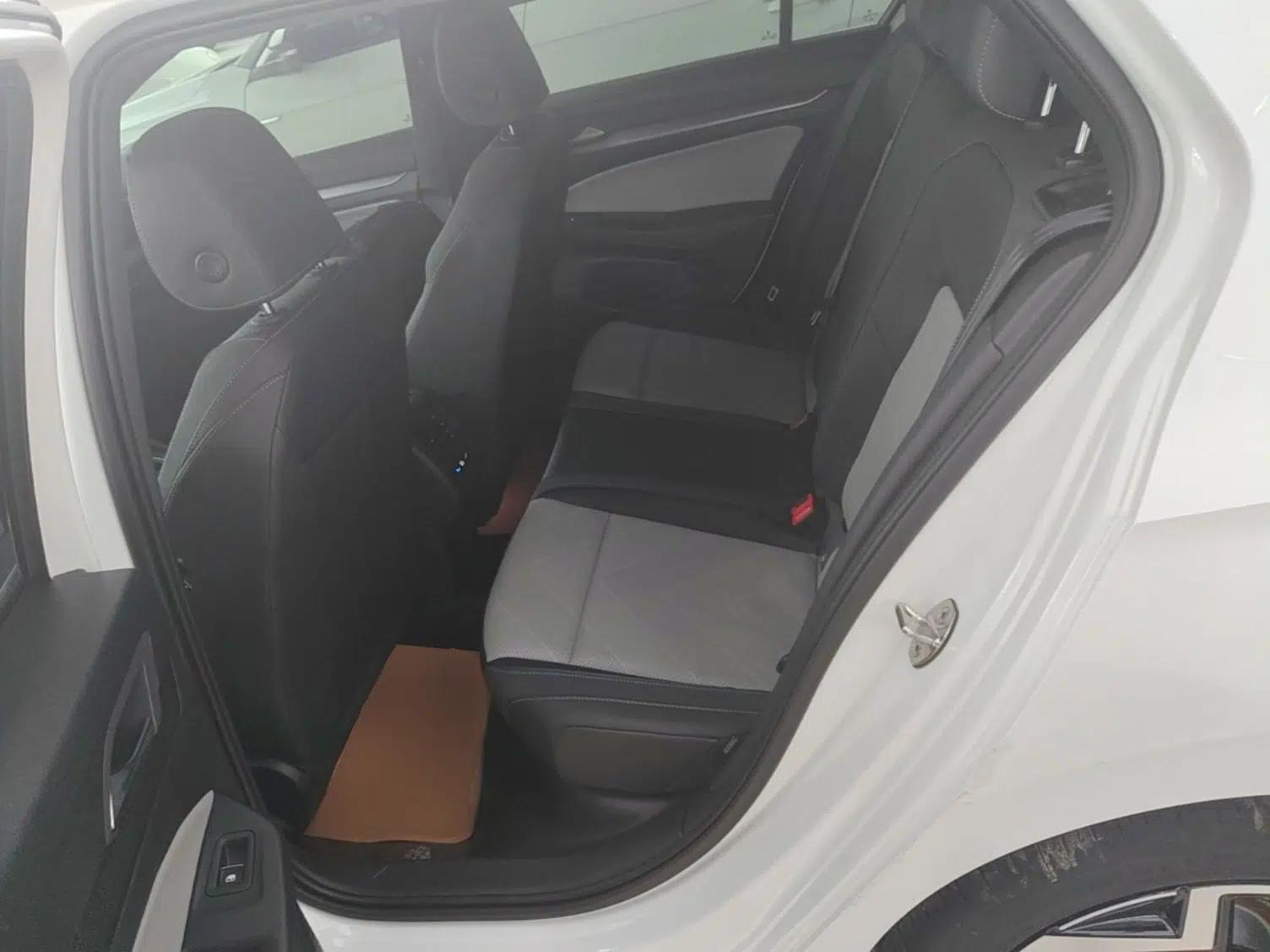 Volkswagen Golf 2025 300TSI R-Line — миниатюра 20