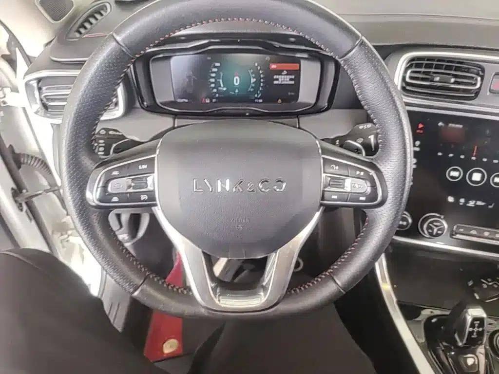 Lynk & Co 01 2017 2.0T AWD Pro Edition — миниатюра 11