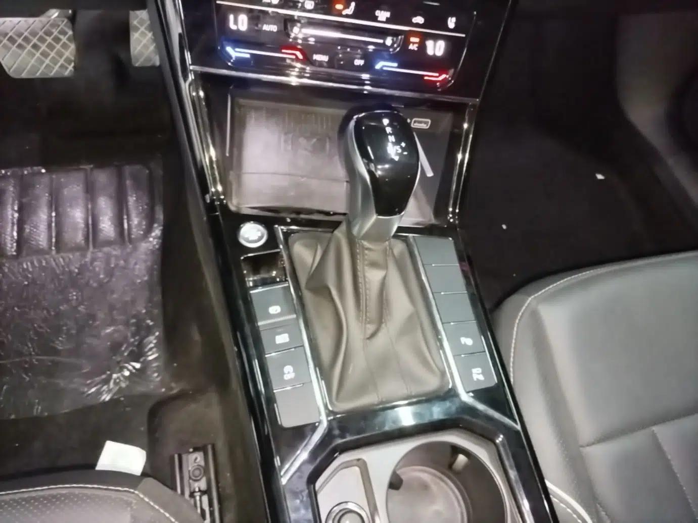 Volkswagen Passat 2024 380TSI Starry Luxury Edition — миниатюра 16