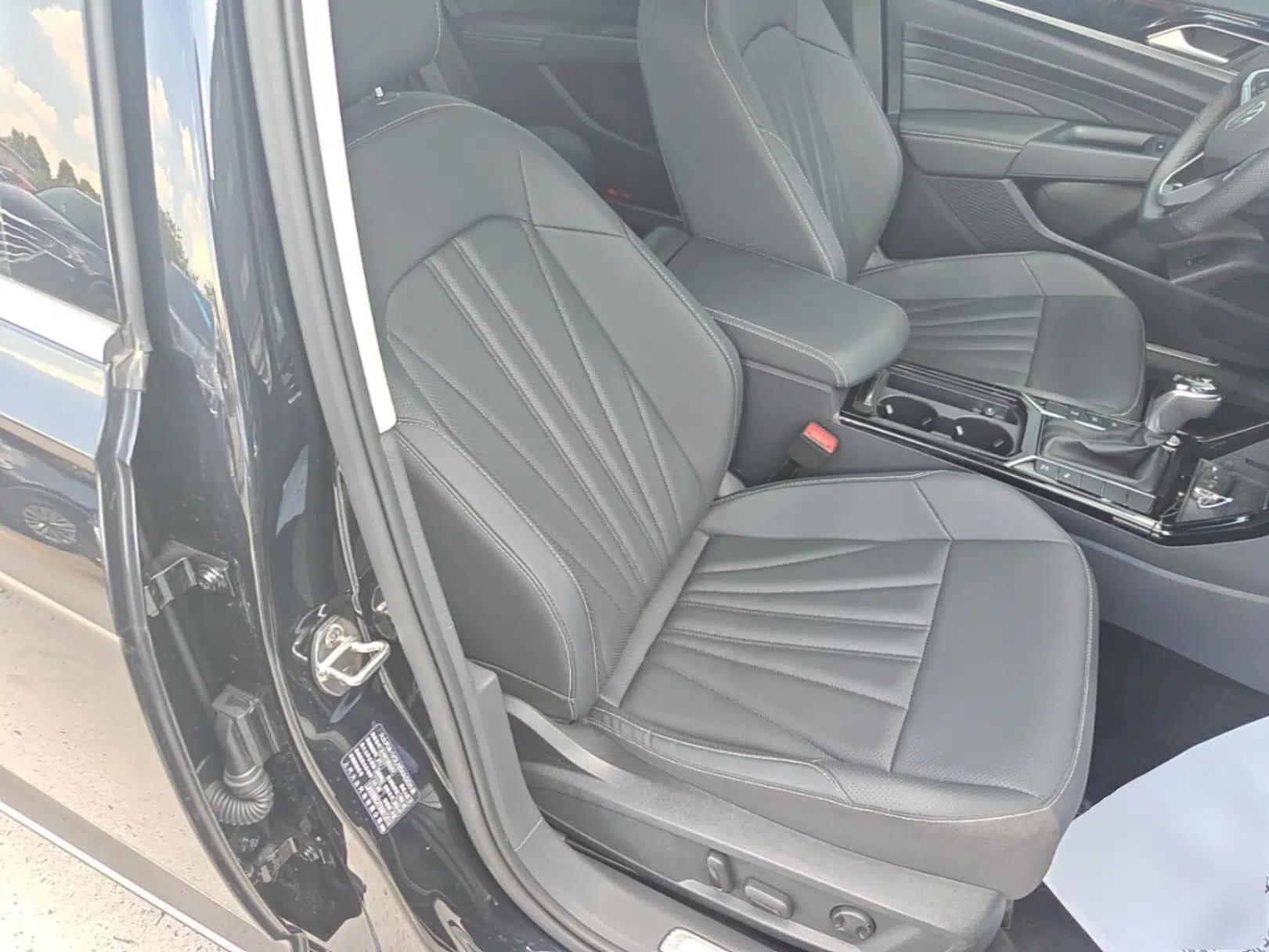 Volkswagen Passat 2025 Outstanding Model 380TSI Dragon Glory Edition — миниатюра 19