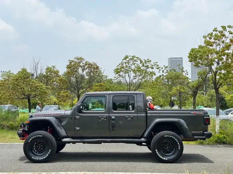 Gladiator 2022 3.6L Automatic 4WD 5-seater Parallel Import — миниатюра 4