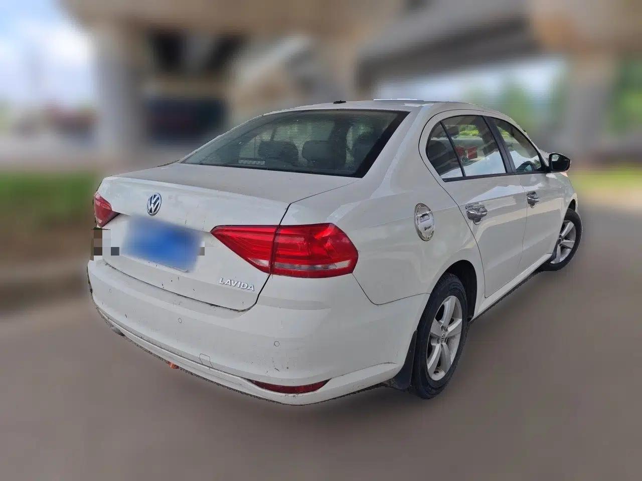 Volkswagen Lavida 2015 1.6L Manual Fashion Edition — миниатюра 6
