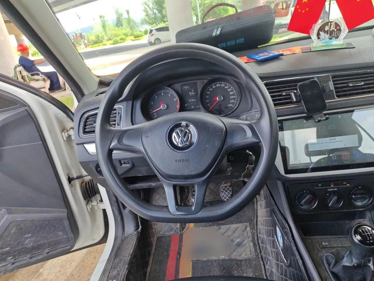 Volkswagen Lavida 2015 1.6L Manual Fashion Edition — миниатюра 10