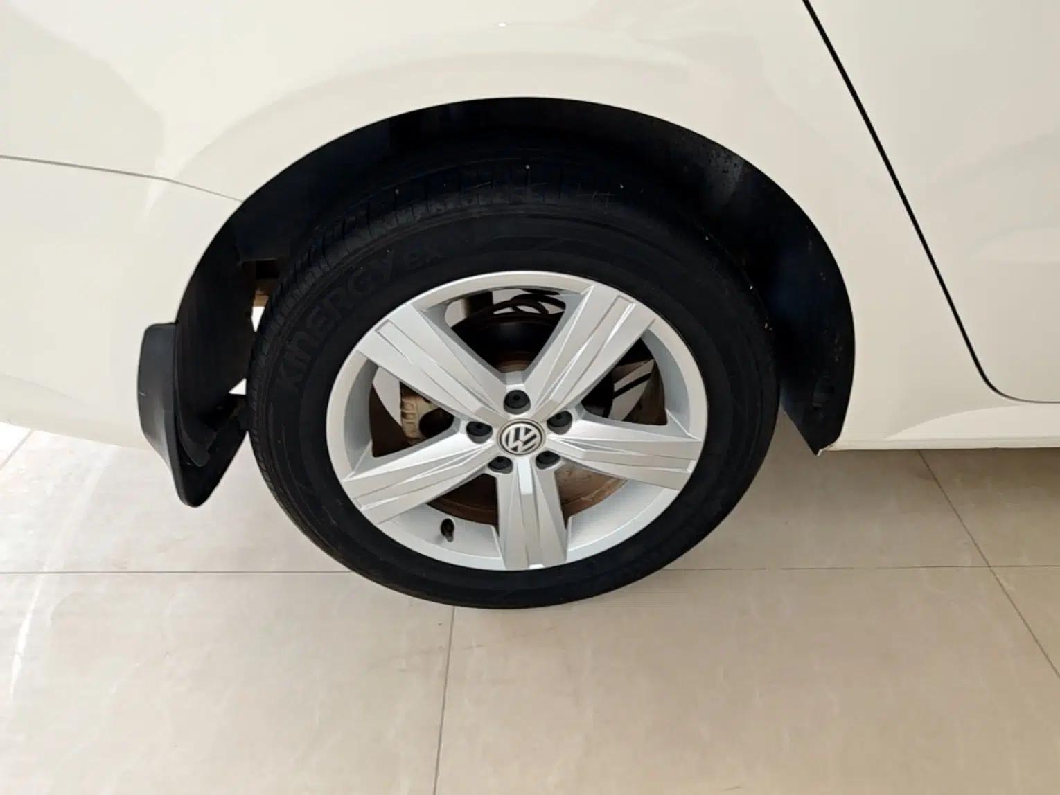 Volkswagen Lavida 2017 1.6L Automatic Fashion Edition — миниатюра 11