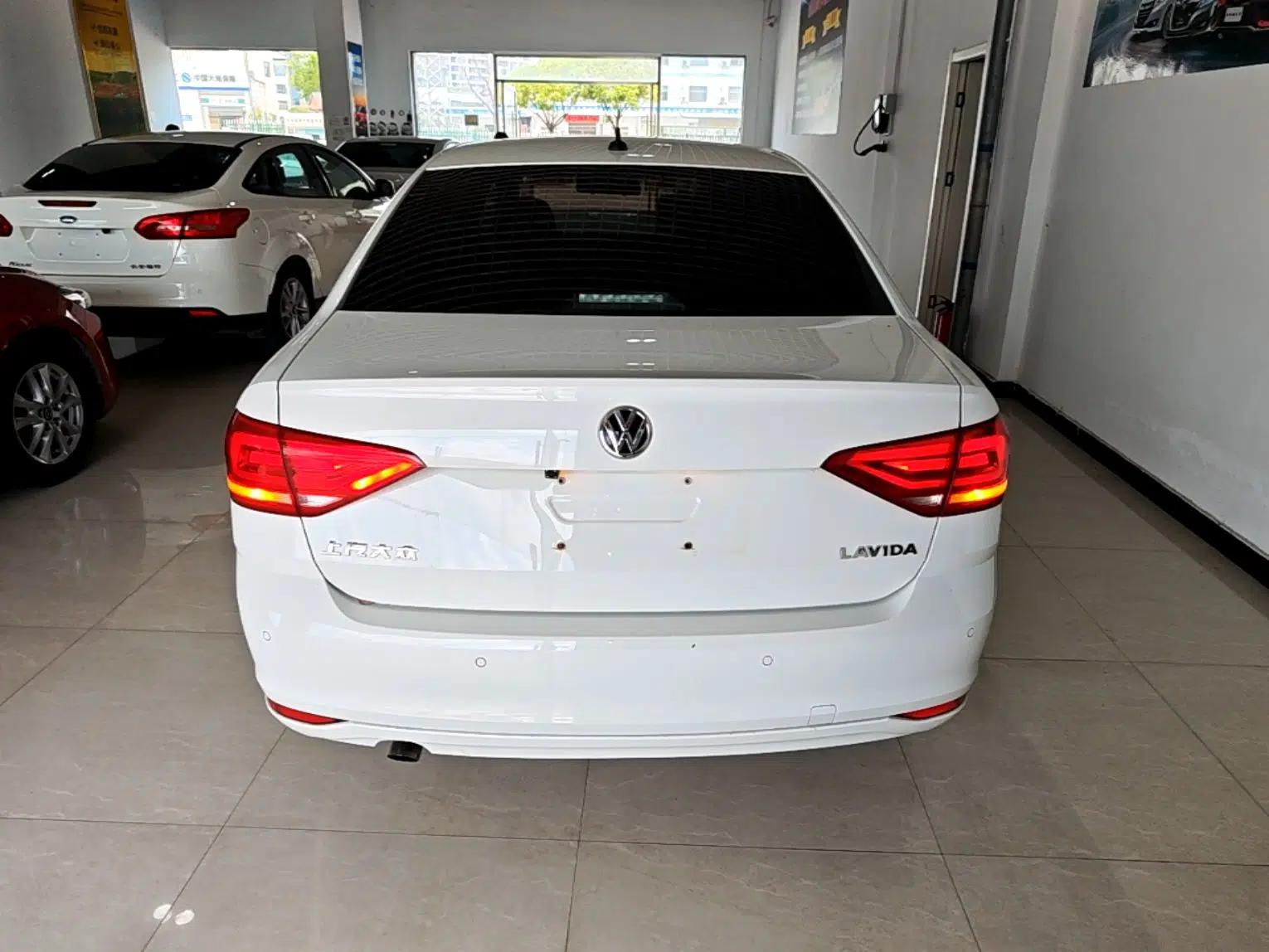 Volkswagen Lavida 2017 1.6L Automatic Fashion Edition — миниатюра 5