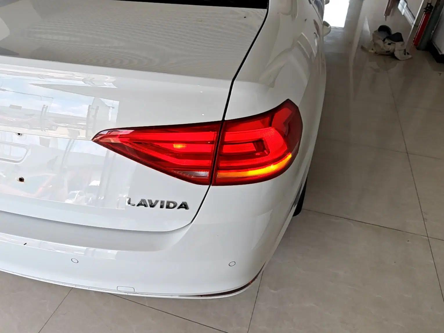 Volkswagen Lavida 2017 1.6L Automatic Fashion Edition — миниатюра 9