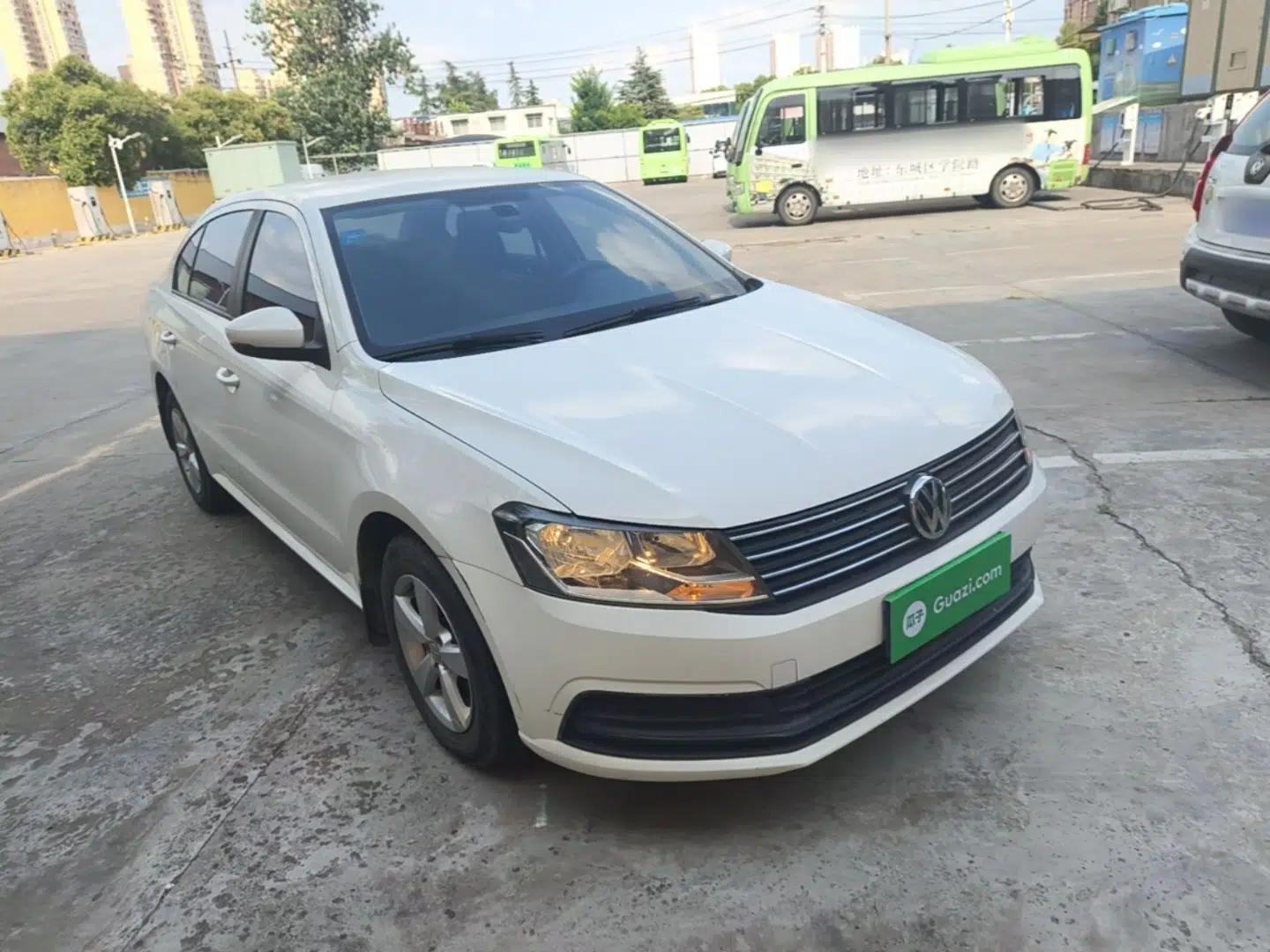 Volkswagen Lavida 2015 1.6L Automatic Fashion Edition — миниатюра 3