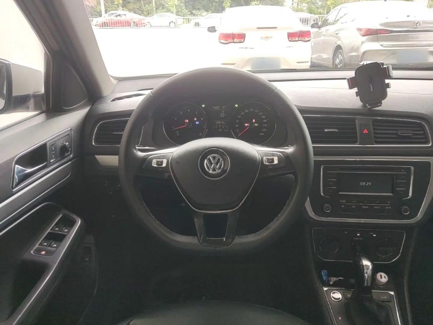 Volkswagen Lavida 2017 1.6L Automatic Comfort Edition — миниатюра 18