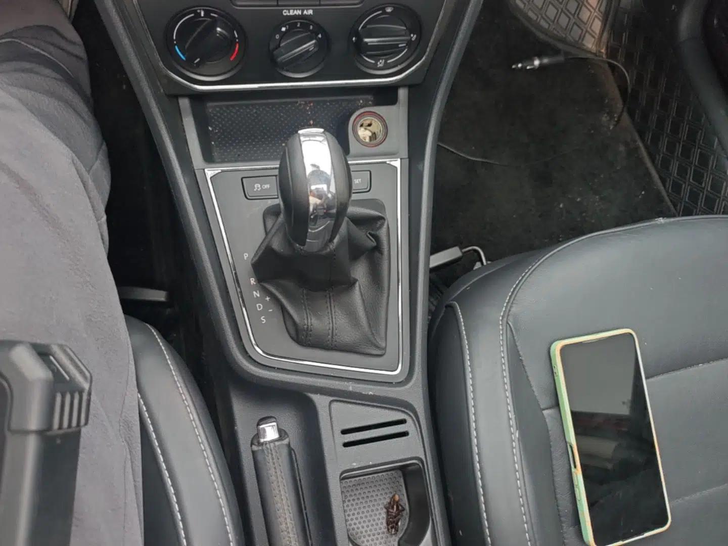 Volkswagen Lavida 2015 1.6L Automatic Comfort Edition — миниатюра 16