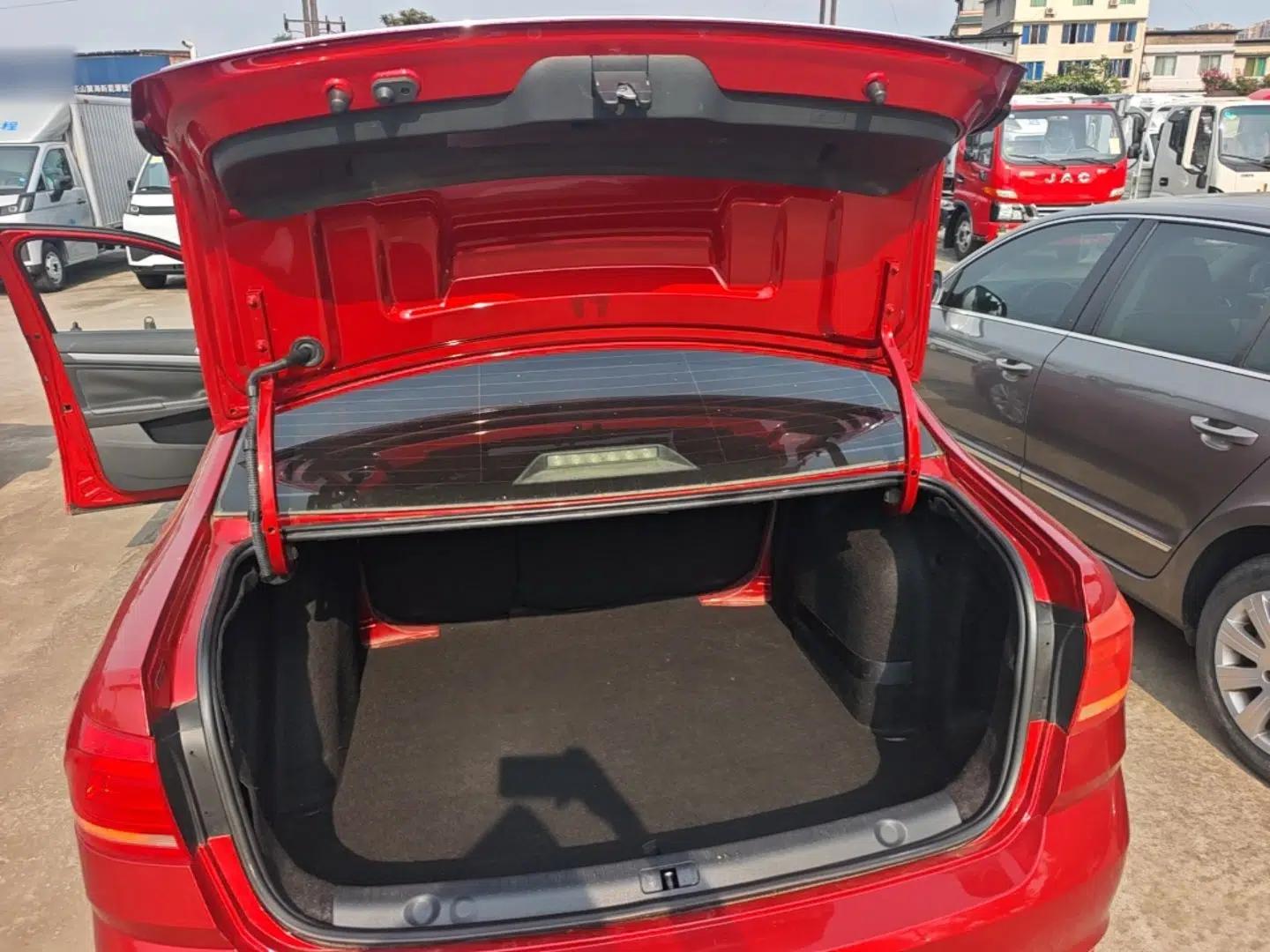 Volkswagen Lavida 2015 1.6L Automatic Comfort Edition — миниатюра 22