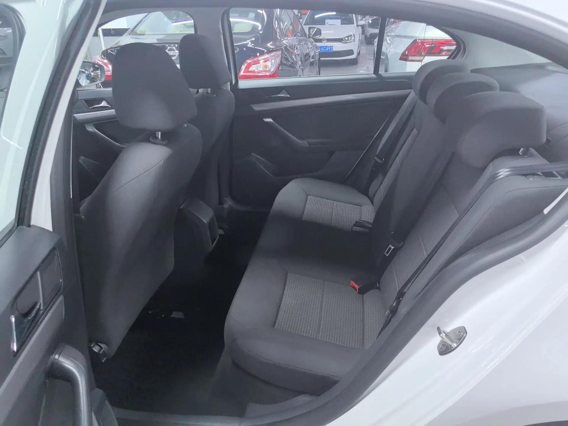 Volkswagen Lavida 2015 1.6L Automatic Fashion Edition — миниатюра 9