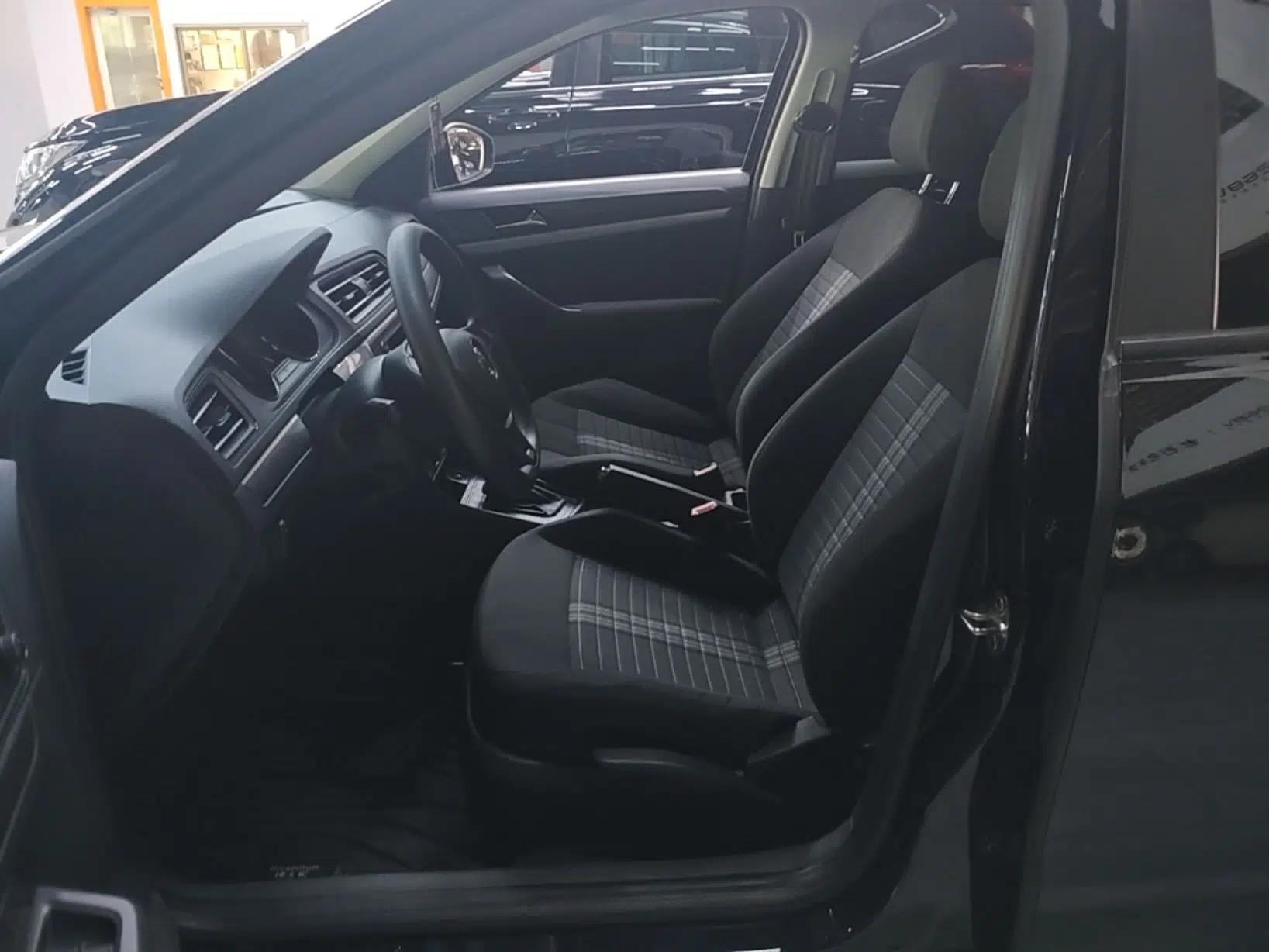 Volkswagen Lavida 2019 Lavida Start 1.5L Automatic Trendy Version China VI Standard — миниатюра 17