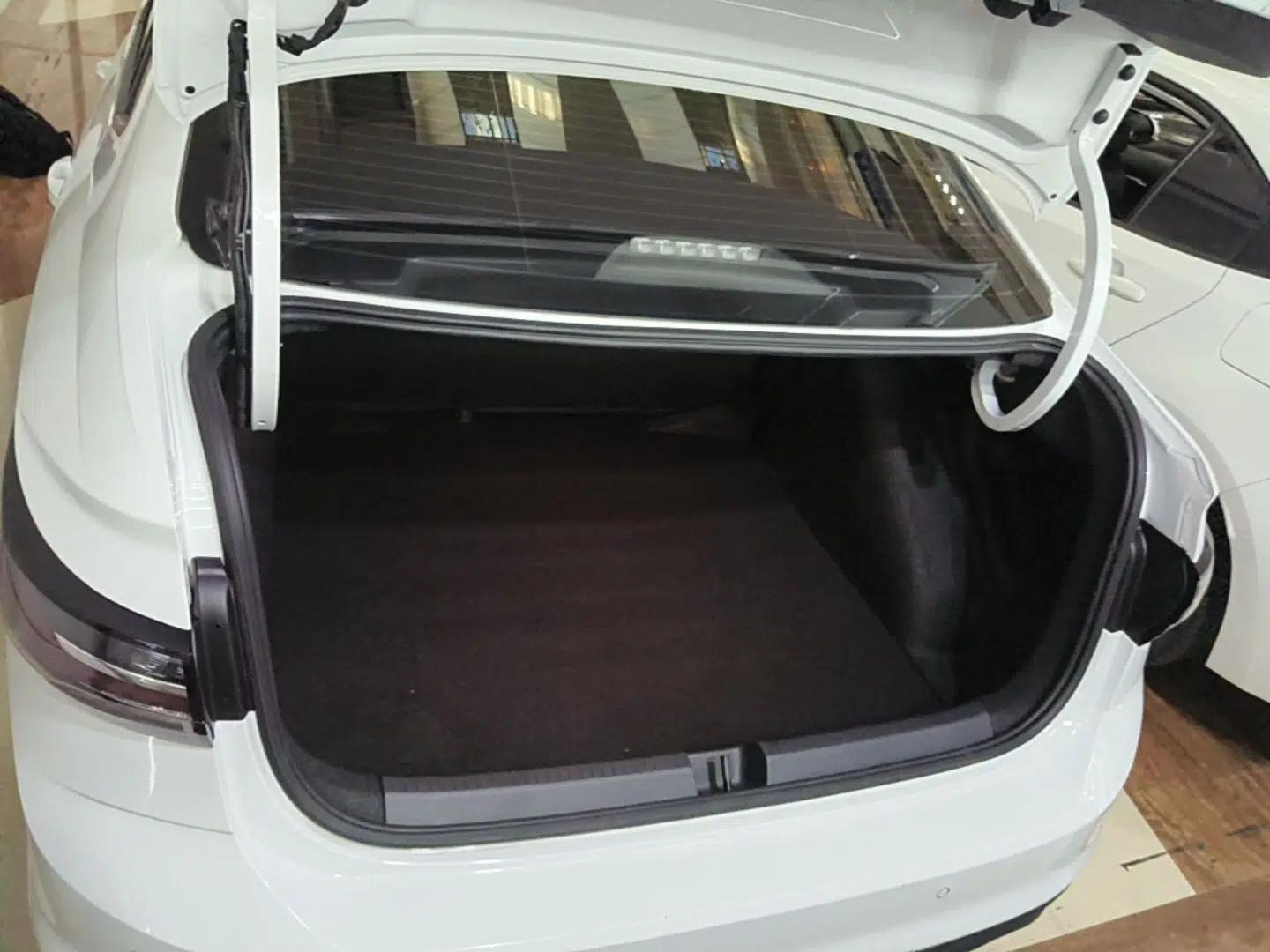 Volkswagen Lavida 2023 New Rui 1.5L Automatic New Yi Edition — миниатюра 22