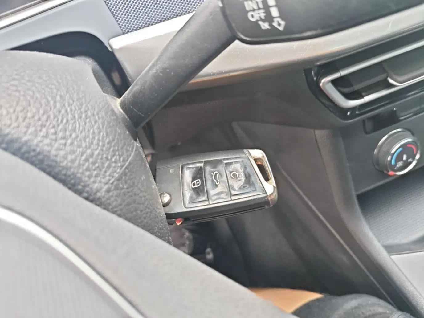 Volkswagen Lavida 2023 1.5L Automatic De Yi Edition — миниатюра 28