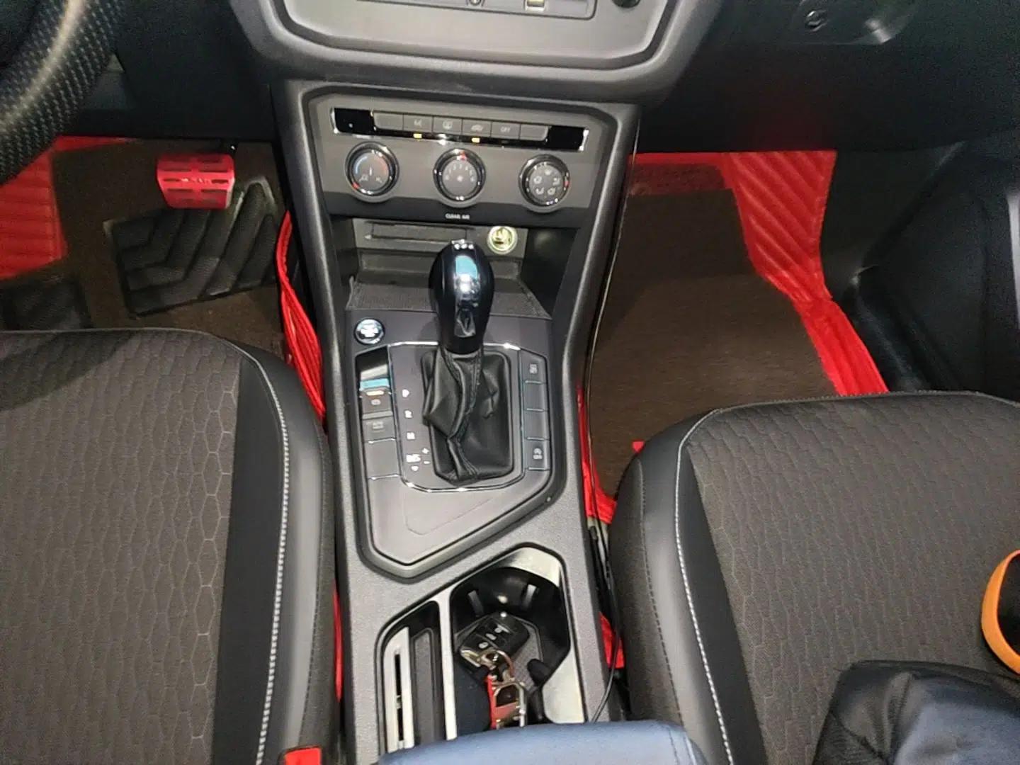 Volkswagen Tiguan L 2017 330TSI Automatic Two-Wheel Drive Luxury Edition — миниатюра 16