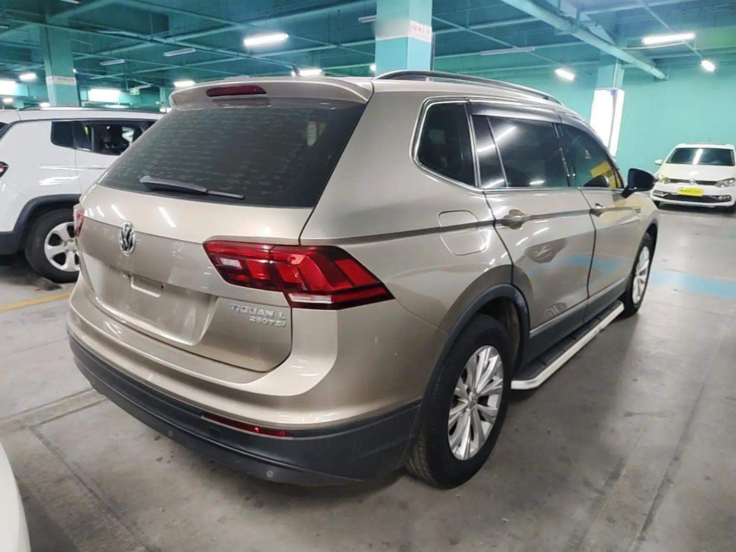 Volkswagen Tiguan L 2017 330TSI Automatic Two-Wheel Drive Luxury Edition — миниатюра 6