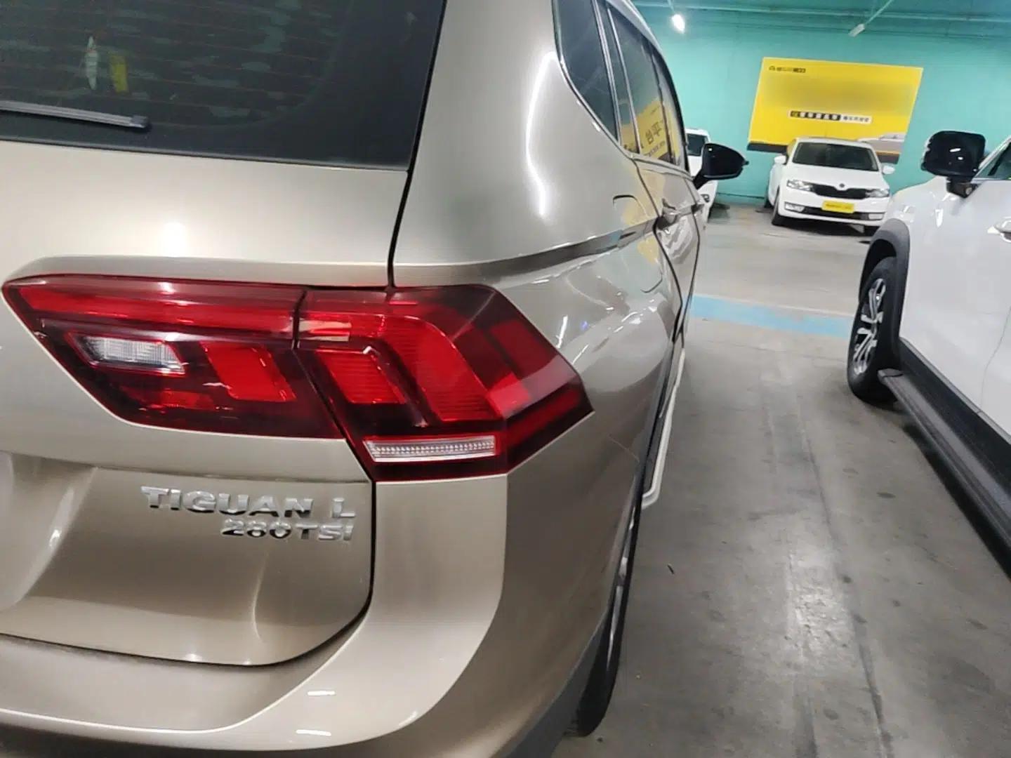 Volkswagen Tiguan L 2017 330TSI Automatic Two-Wheel Drive Luxury Edition — миниатюра 9