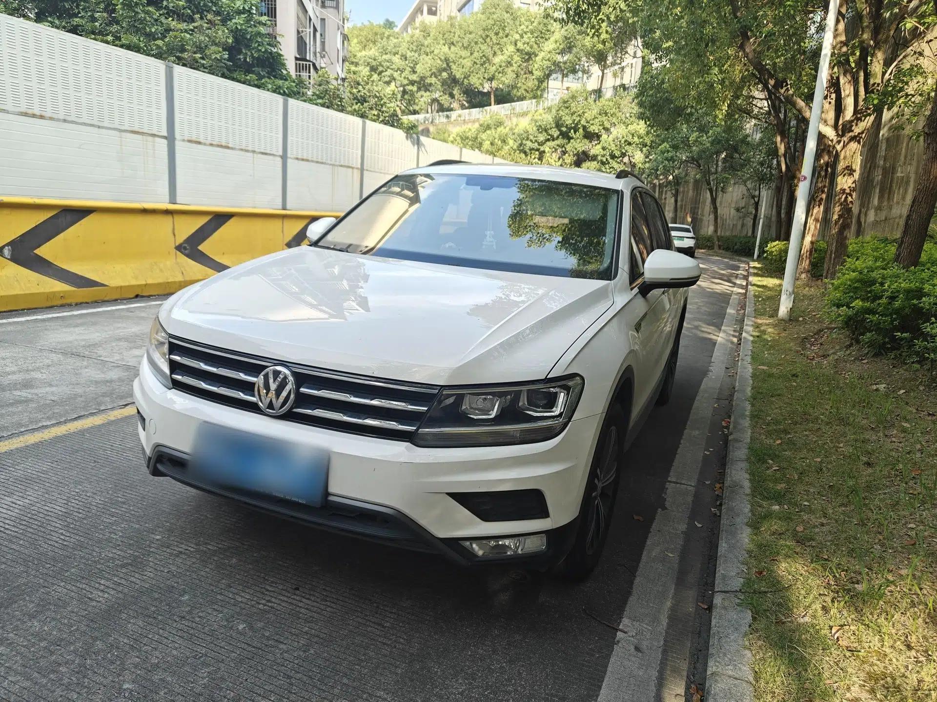 Volkswagen Tiguan L 2020 330TSI Automatic Two-Wheel Drive Luxury Edition China VI Standard — миниатюра 1