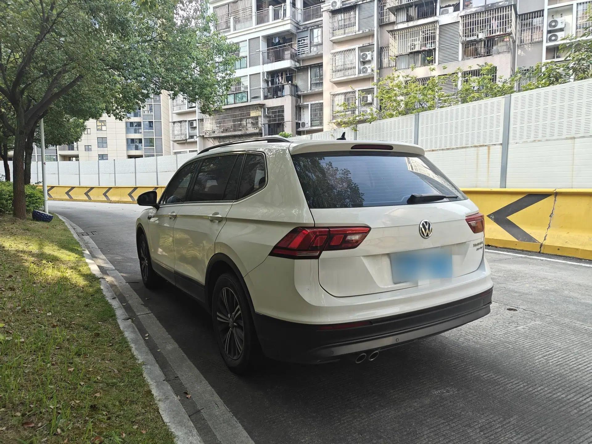 Volkswagen Tiguan L 2020 330TSI Automatic Two-Wheel Drive Luxury Edition China VI Standard — миниатюра 15