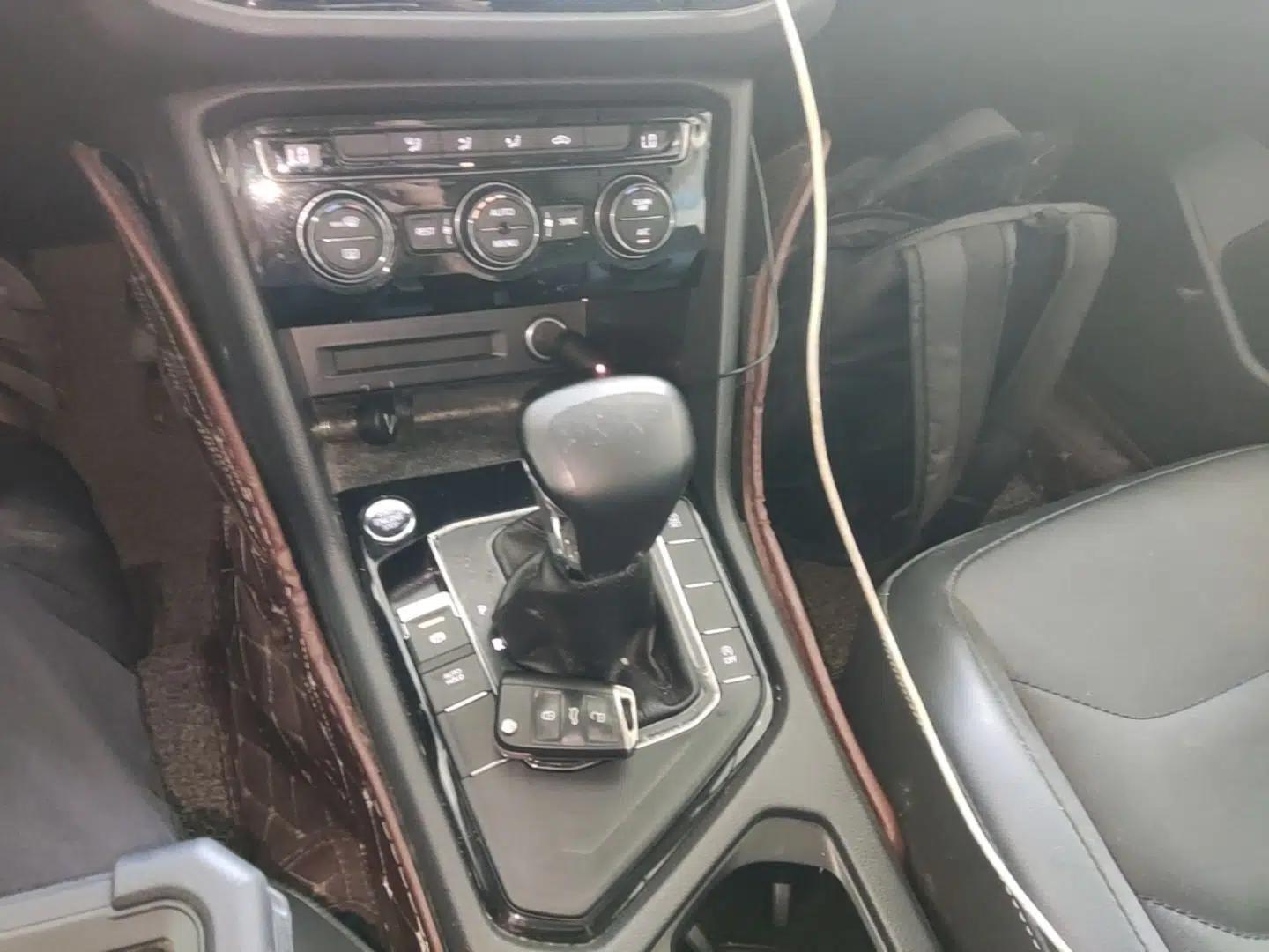 Volkswagen Tiguan L 2019 Updated Version 330TSI Automatic Two-Wheel Drive Panoramic Comfort Edition China VI Standard — миниатюра 16