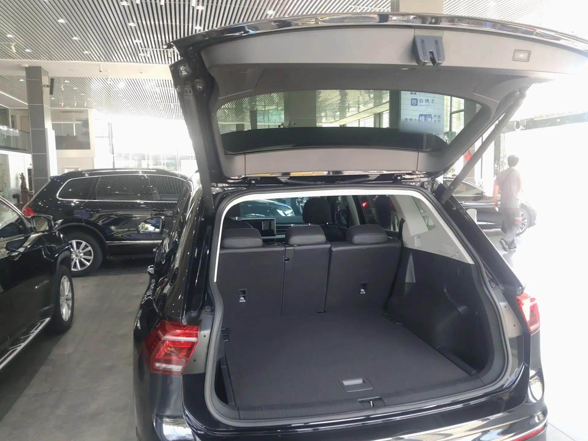Volkswagen Tiguan L 2024 330TSI Automatic Two-Wheel Drive R-Line Enhanced Edition — миниатюра 27