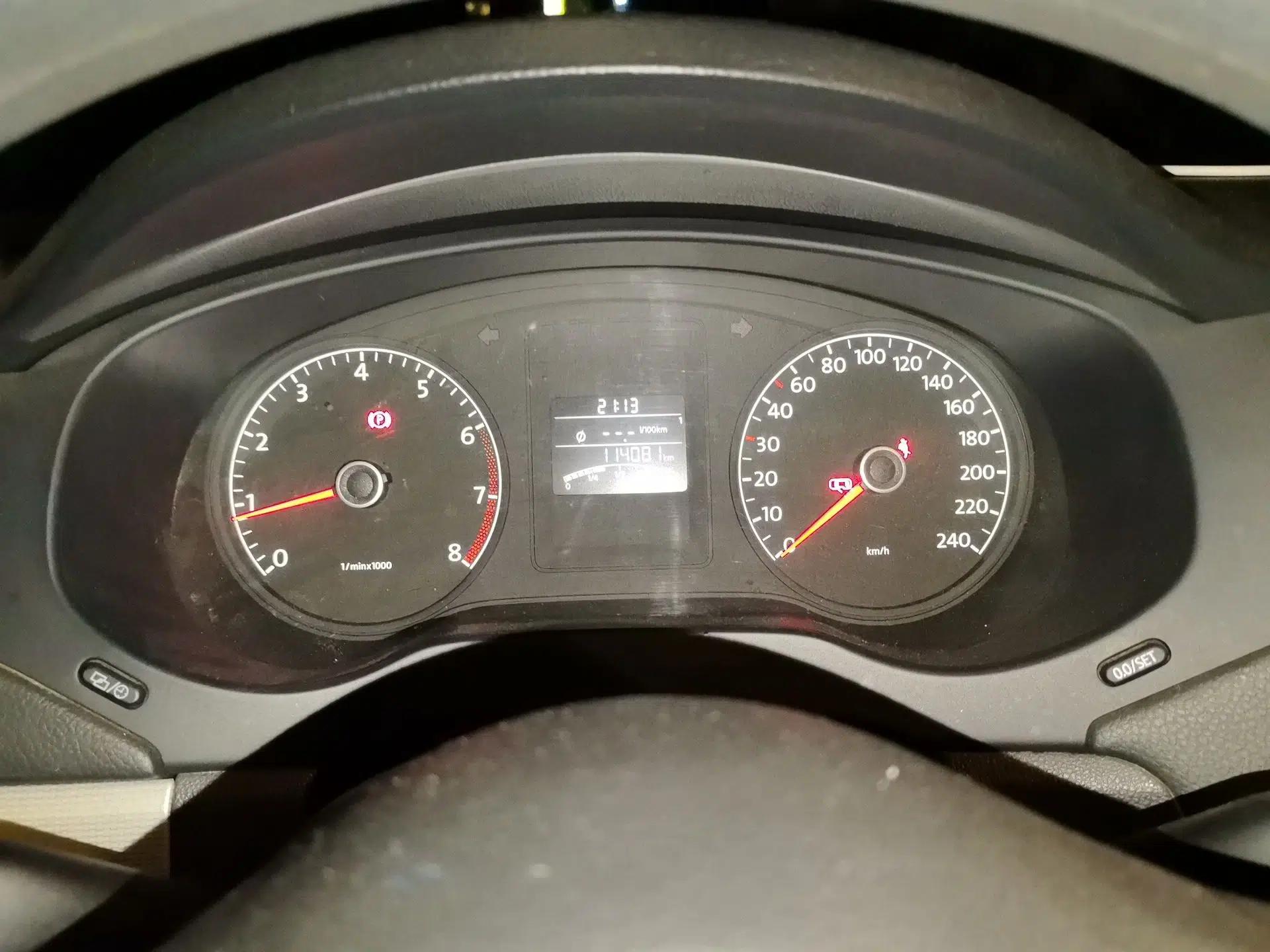 Volkswagen Sagitar 2012 1.6L Manual Comfort Model — миниатюра 11