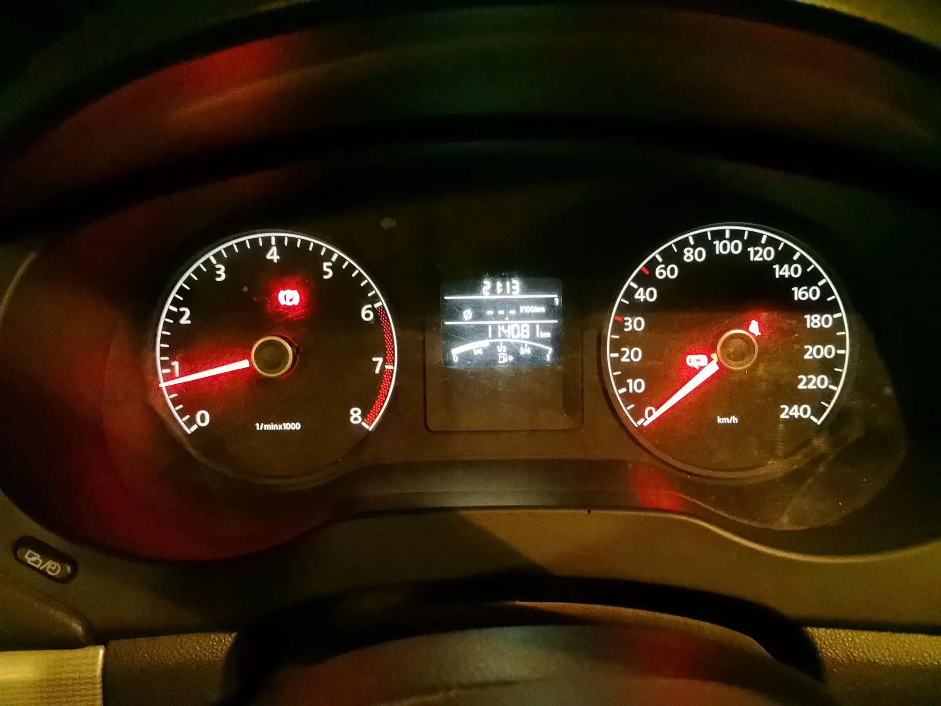 Volkswagen Sagitar 2012 1.6L Manual Comfort Model — миниатюра 12