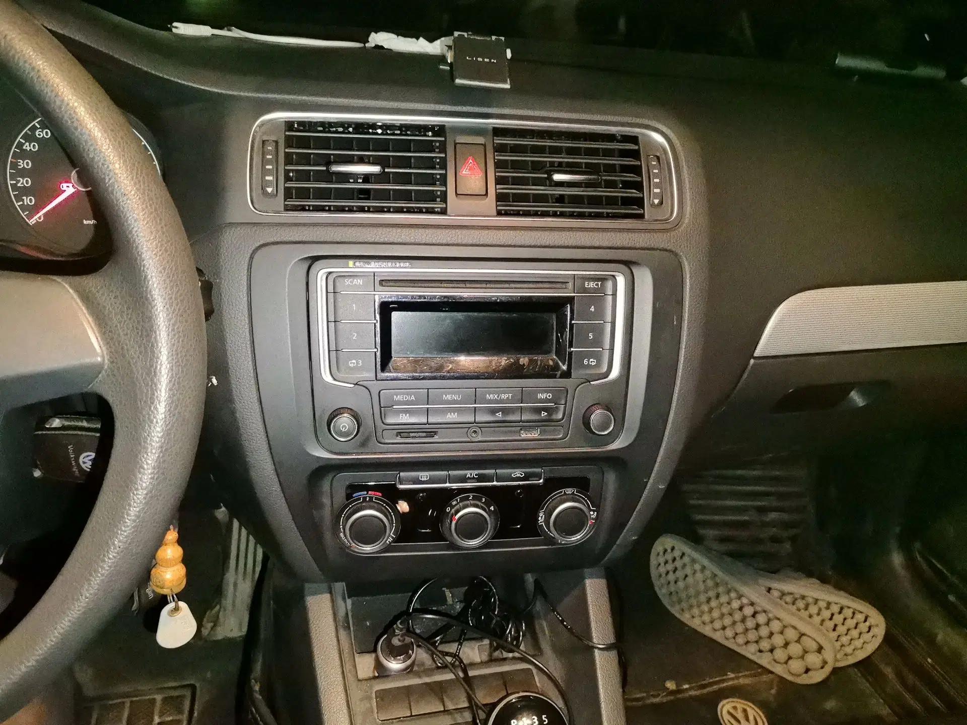 Volkswagen Sagitar 2012 1.6L Manual Comfort Model — миниатюра 13