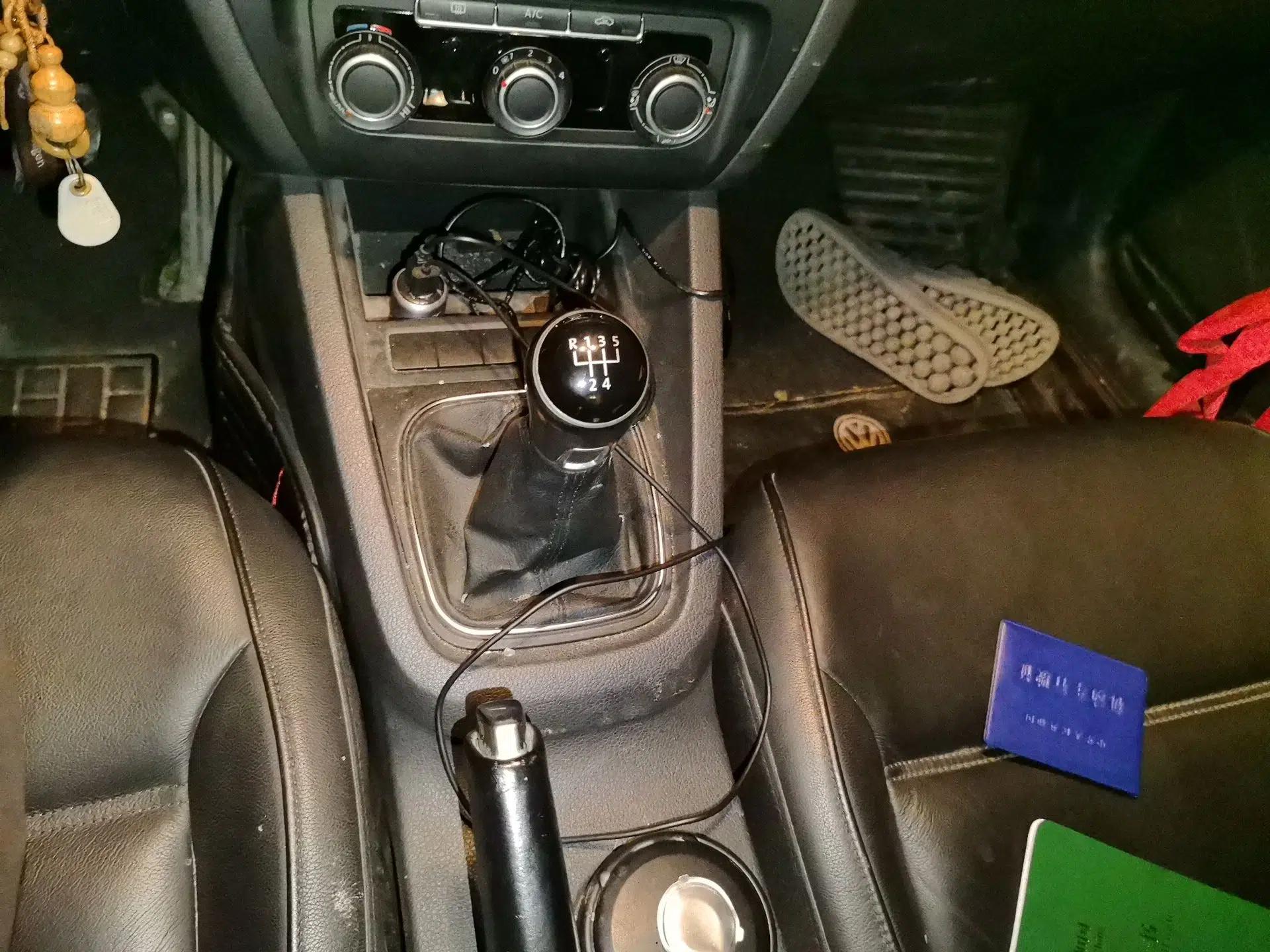 Volkswagen Sagitar 2012 1.6L Manual Comfort Model — миниатюра 14