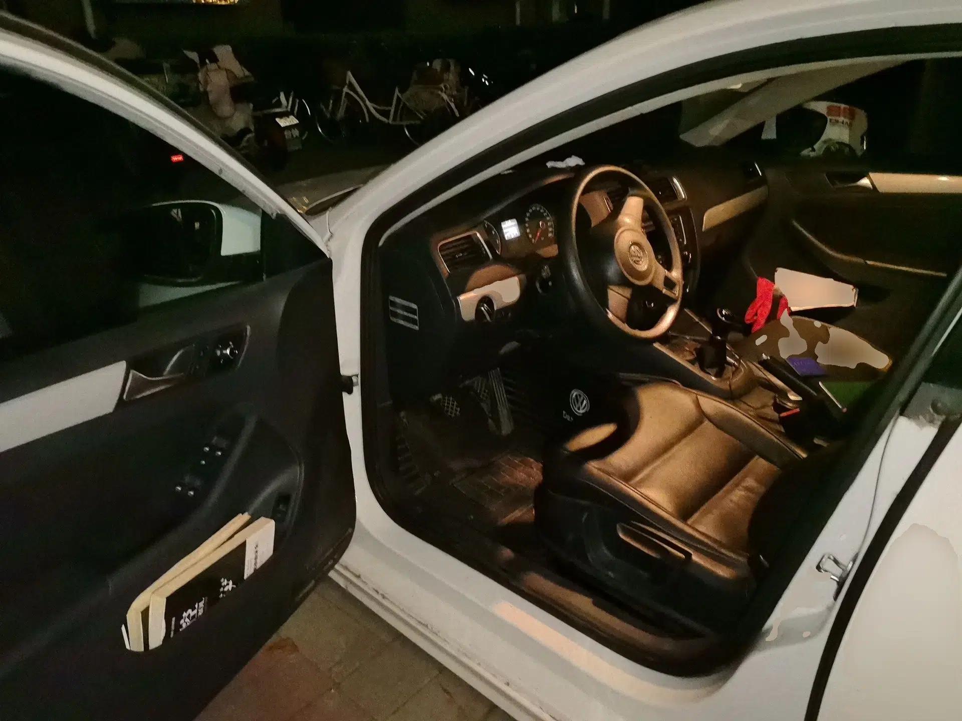 Volkswagen Sagitar 2012 1.6L Manual Comfort Model — миниатюра 16