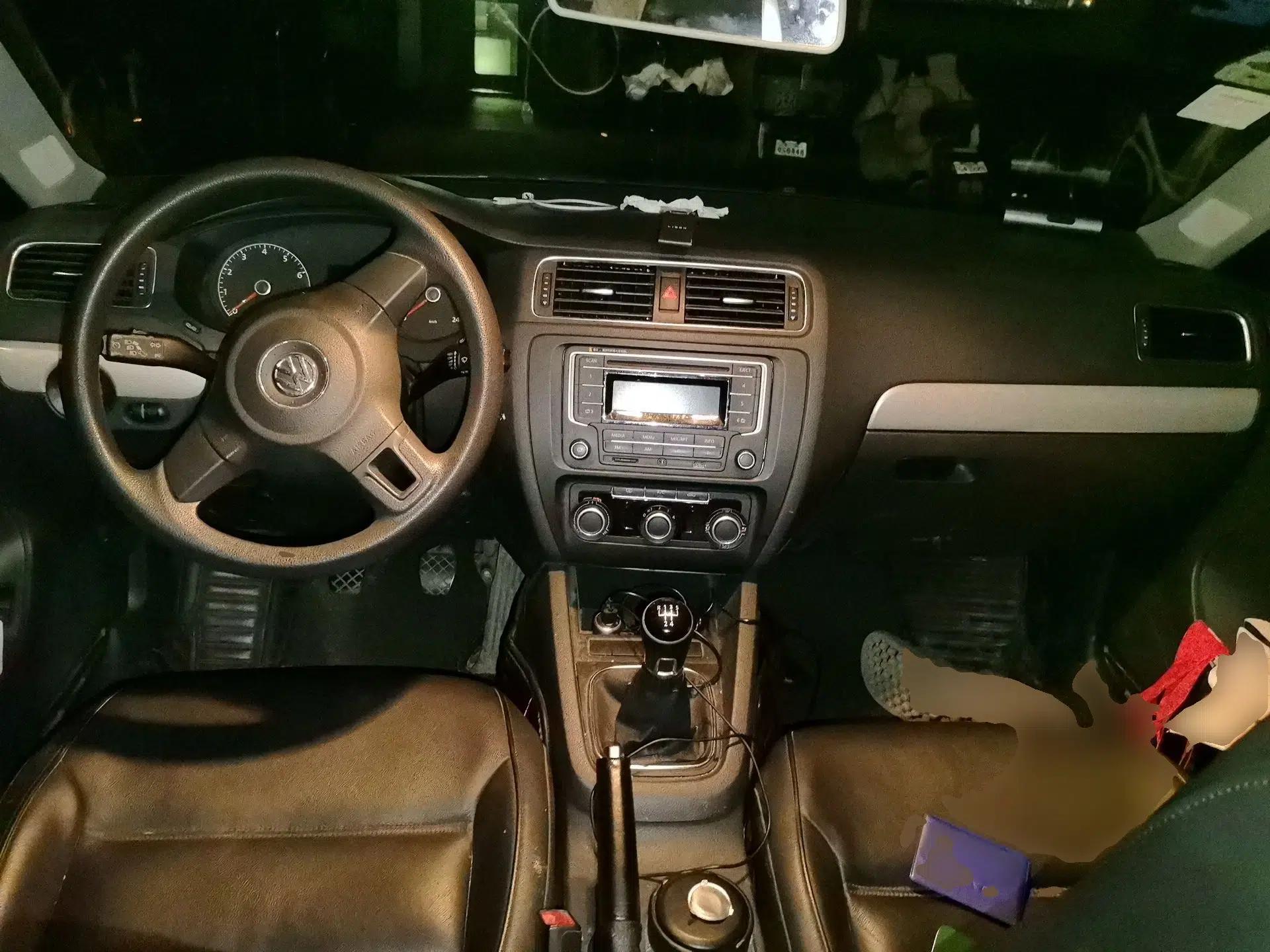 Volkswagen Sagitar 2012 1.6L Manual Comfort Model — миниатюра 9