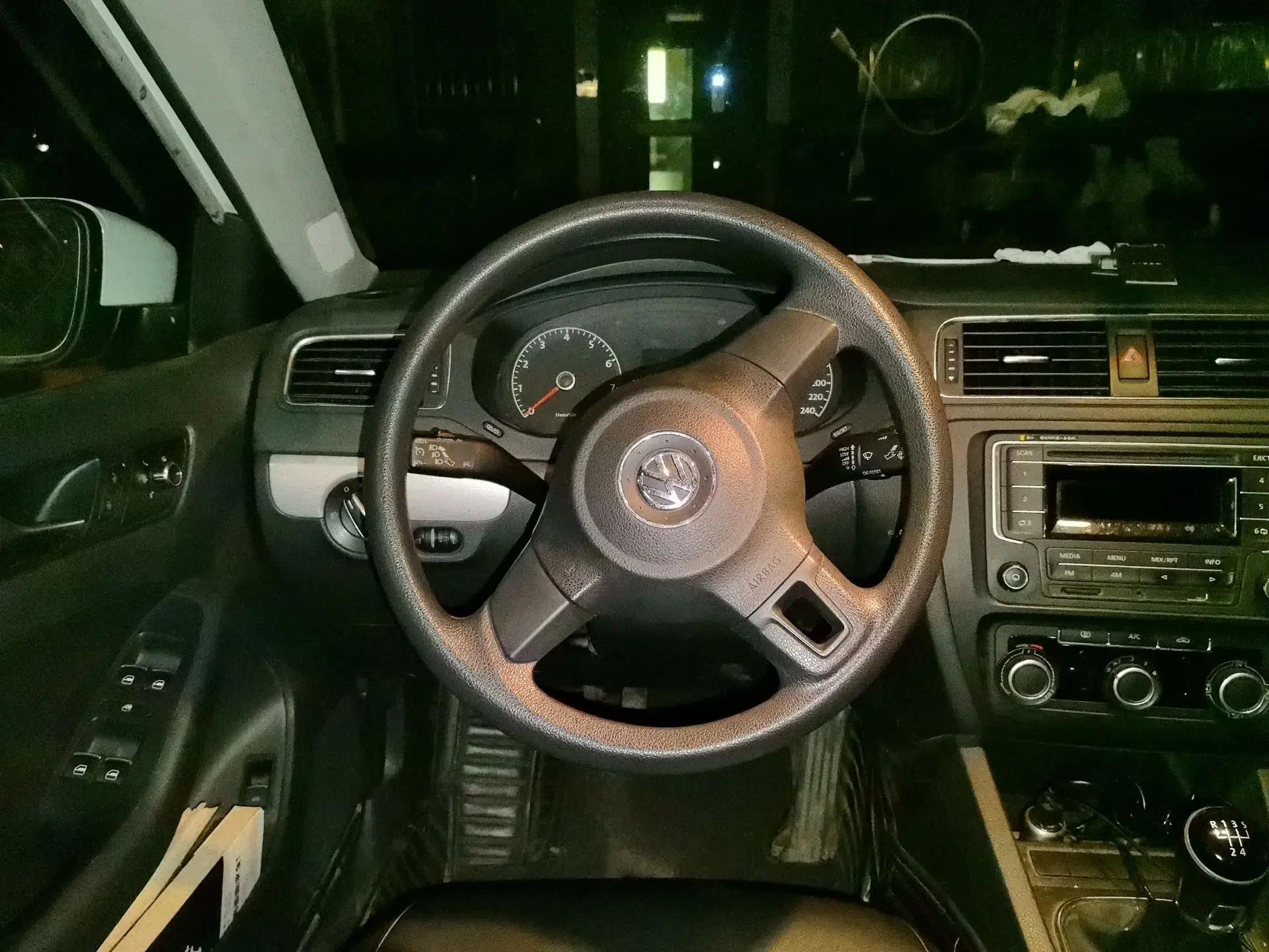 Volkswagen Sagitar 2012 1.6L Manual Comfort Model — миниатюра 10
