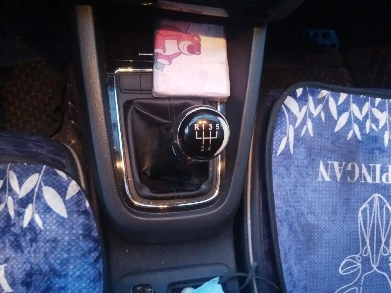 Volkswagen Sagitar 2015 1.6L Manual Comfort Model — миниатюра 14