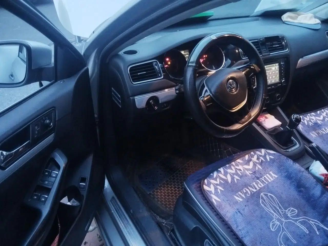 Volkswagen Sagitar 2015 1.6L Manual Comfort Model — миниатюра 16