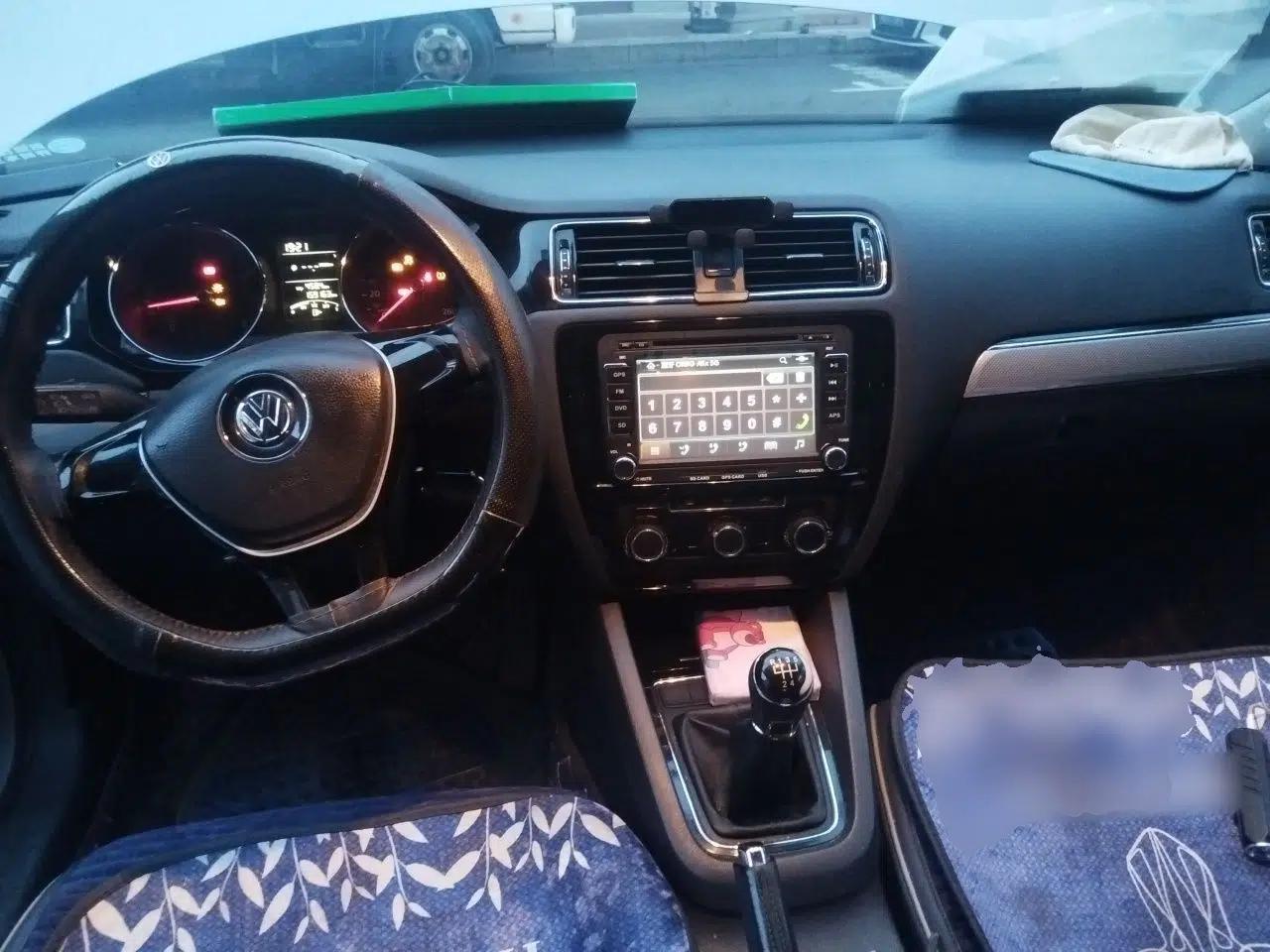 Volkswagen Sagitar 2015 1.6L Manual Comfort Model — миниатюра 9