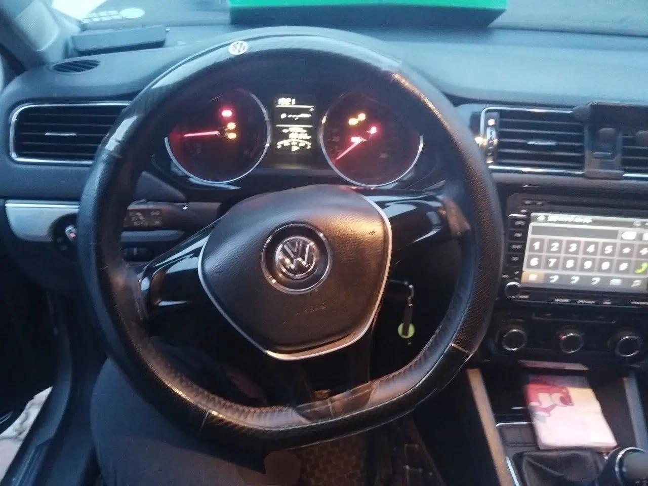 Volkswagen Sagitar 2015 1.6L Manual Comfort Model — миниатюра 10