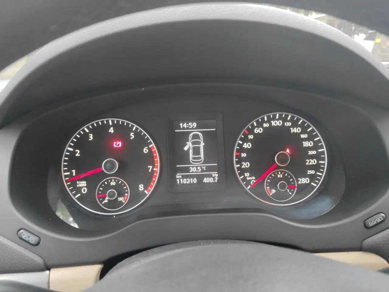 Volkswagen Sagitar 2012 1.4TSI Manual Luxury Model — миниатюра 11
