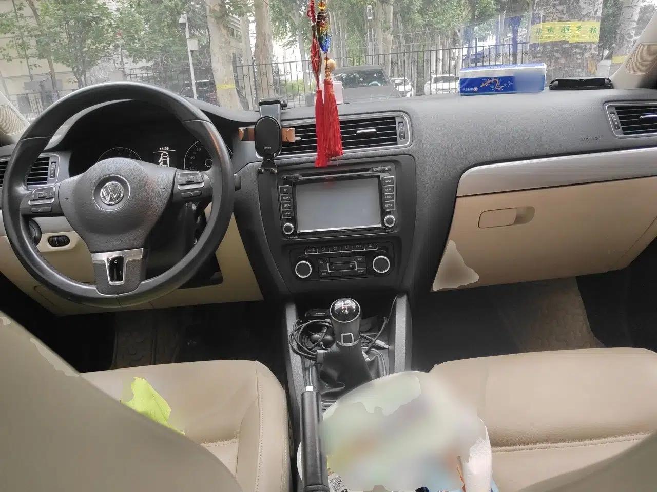 Volkswagen Sagitar 2012 1.4TSI Manual Luxury Model — миниатюра 9