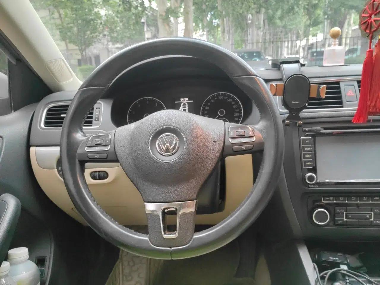Volkswagen Sagitar 2012 1.4TSI Manual Luxury Model — миниатюра 10